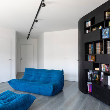 Une bibliothèque singulière dans une pièce de vie agrandie