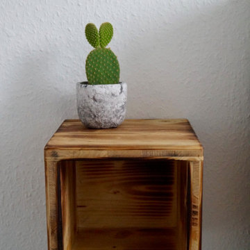 Nachttische an der Wand