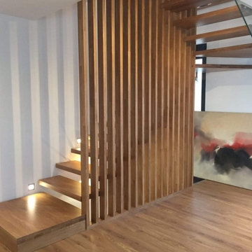 Escalier suspendu avec son habillage toute hauteur. technicité élégance.