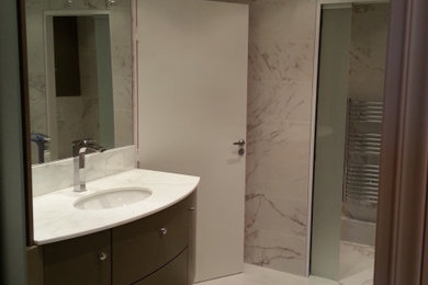 Exemple d'une salle de bain grise et blanche chic de taille moyenne avec une baignoire encastrée, du carrelage en marbre, un mur blanc, un sol en carrelage de terre cuite, un plan de toilette en marbre, un sol blanc, un plan de toilette blanc, du carrelage bicolore et meuble simple vasque.