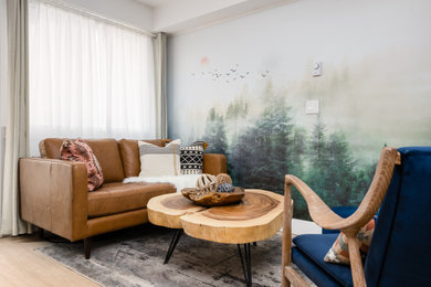 バンクーバーにあるお手頃価格の小さな北欧スタイルのおしゃれなLDK (白い壁、ラミネートの床、ベージュの床、格子天井、壁紙) の写真