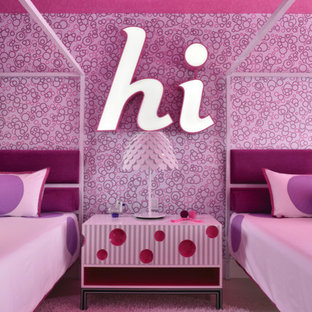 Réalisation d'une chambre minimaliste de taille moyenne avec un mur rose, aucune cheminée et un sol rose.