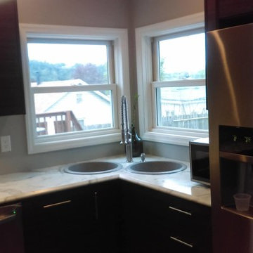 Poney's Custom Laminate Countertops/Calcutta Marble