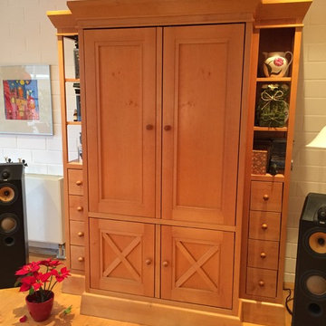 TV im Schrank versteckt