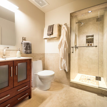 Riverside Waterfont Home: Guest Bathroom