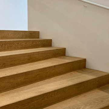 Habillage chêne massif huilé — Bibliothèque contemporaine, escalier et sols