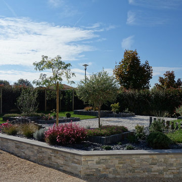 Aménagement d'un jardin avec des piquets de schiste