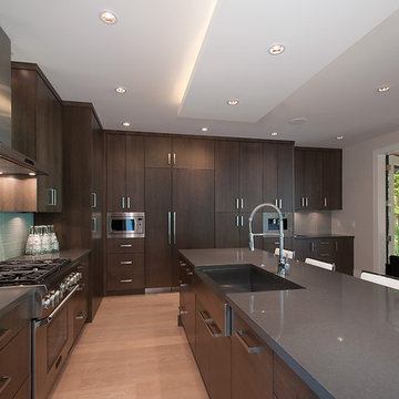 Sophisticated and Sleek Kitchen & Bar