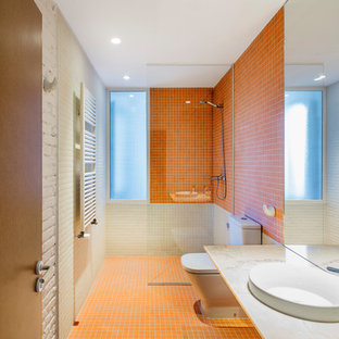 Idee per una stanza da bagno con doccia moderna con piastrelle bianche e piastrelle arancioni