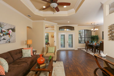 Example of a classic entryway design in Tampa