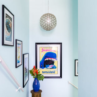 Inspiration för mellanstora eklektiska foajéer, med blå väggar, vinylgolv, en enkeldörr, en vit dörr och brunt golv