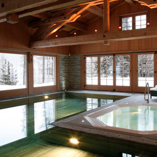 ロンドンの長方形ラスティックスタイルのおしゃれなプールの写真