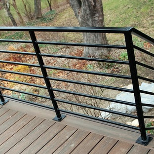 デトロイトの小さいコンテンポラリースタイルのおしゃれな裏庭のデッキ (日よけなし) の写真