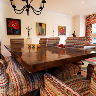 Großes Mediterranes Wohnzimmer mit schwarzer Wandfarbe, hellem Holzboden und Kaminsims aus Beton in San Francisco