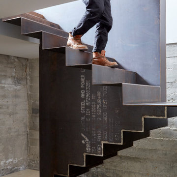 Escalera de acero en bruto barnizado.
