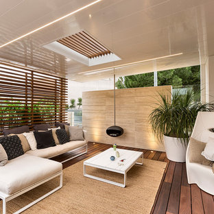 Ispirazione per un patio o portico design di medie dimensioni e dietro casa con pedane e una pergola