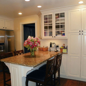 Light & Bright with Triple-Duty Pennisula