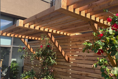 Inspiration for a transitional deck remodel in Atlanta