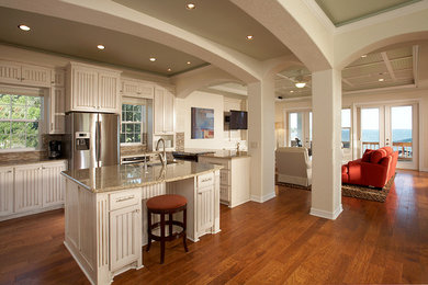 Example of a classic kitchen design in Houston