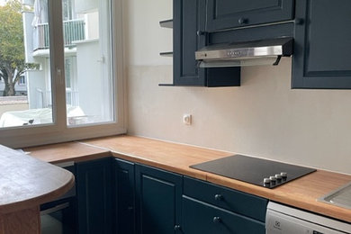 Cette photo montre une cuisine américaine linéaire chic de taille moyenne avec une crédence beige, un sol en vinyl et un sol gris.