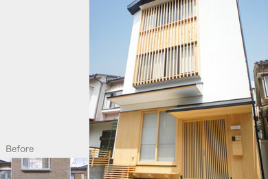 Modelo de fachada de casa asiática de tamaño medio de tres plantas con tejado a dos aguas y tejado de metal
