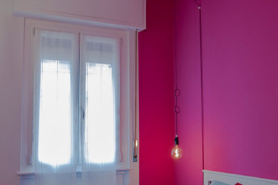 Imagen de dormitorio principal actual con paredes rosas