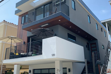 Example of a mid-century modern exterior home design in Los Angeles