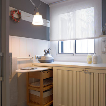 La luminosa cocina con office de un ático