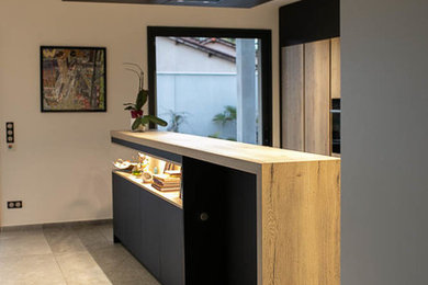 Contemporary kitchen in Lyon.