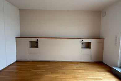 Großes Modernes Hauptschlafzimmer mit weißer Wandfarbe, braunem Holzboden und braunem Boden in Frankfurt am Main