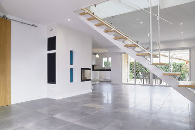 Réalisation d'une salle de séjour design avec une cheminée d'angle.