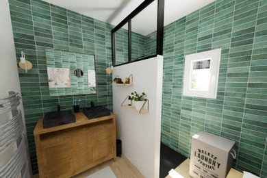 Exemple d'une petite salle de bain principale nature avec une douche à l'italienne, un carrelage vert, un sol en carrelage imitation parquet, une vasque, un plan de toilette en bois, aucune cabine, meuble double vasque et meuble-lavabo sur pied.