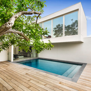 メルボルンの小さい長方形モダンスタイルのおしゃれなプール (デッキ材舗装) の写真