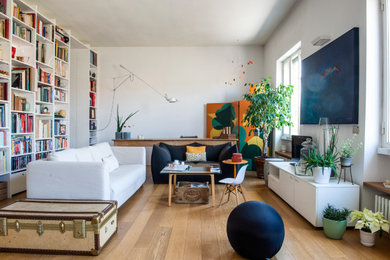 Foto di un ampio soggiorno minimal stile loft con pareti bianche e parquet chiaro