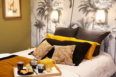 Diseño de dormitorio tropical con paredes verdes, suelo laminado, suelo gris y papel pintado