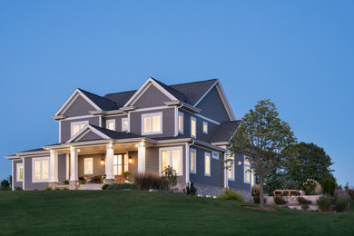 Zweistöckiges Klassisches Einfamilienhaus mit Faserzement-Fassade, grauer Fassadenfarbe, Satteldach, Schindeldach, grauem Dach und Verschalung in Milwaukee