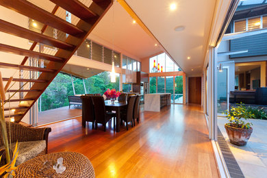 Photo of an expansive contemporary home in Gold Coast - Tweed.