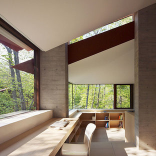 他の地域の小さいモダンスタイルのおしゃれな書斎 (白い壁、セラミックタイルの床、暖炉なし、造り付け机、ベージュの床) の写真