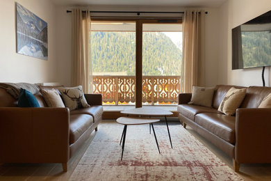 Foto de salón abierto y blanco y madera rústico de tamaño medio sin chimenea con paredes blancas, suelo de madera clara, televisor colgado en la pared y suelo marrón