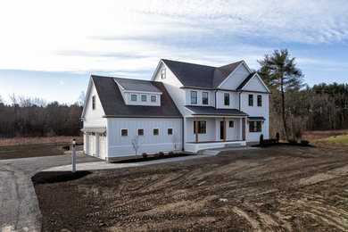 Ejemplo de fachada blanca y negra de estilo de casa de campo de dos plantas con revestimiento de aglomerado de cemento y tejado de teja de madera