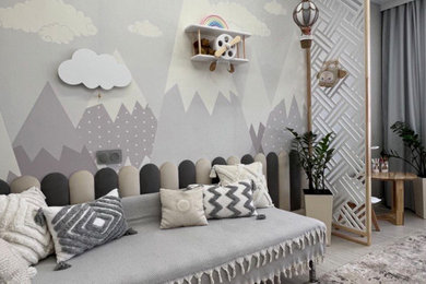 На фото: детская среднего размера: освещение в скандинавском стиле с спальным местом, серыми стенами, ковровым покрытием, бежевым полом и обоями на стенах для ребенка от 4 до 10 лет, девочки с