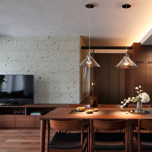 Идея дизайна: гостиная-столовая в стиле модернизм с серыми стенами и паркетным полом среднего тона