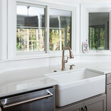 LARGE TWO-TONE KITCHEN