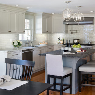Idée de décoration pour une cuisine tradition avec une crédence en carrelage métro.