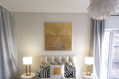 Свежая идея для дизайна: гостевая спальня среднего размера, (комната для гостей), в светлых тонах в скандинавском стиле с белыми стенами - отличное фото интерьера