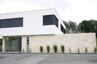 Moderne Architektur: Natursteinfassade aus Travertin