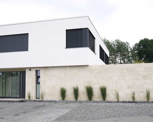 Moderne architektur: natursteinfassade aus travertin Moderne havearkitektur