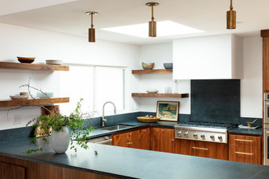 サクラメントにあるモダンスタイルのおしゃれなキッチン (シングルシンク、ソープストーンカウンター、シルバーの調理設備、淡色無垢フローリング) の写真