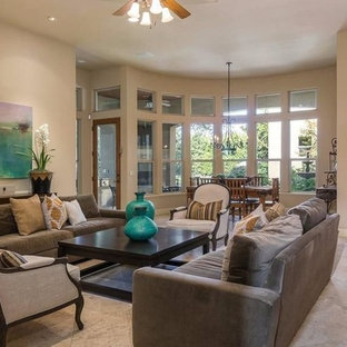 Imagen de salón para visitas cerrado, mediterráneo, de tamaño medio, con paredes beige, chimenea tradicional, marco de chimenea de hormigón, pared multimedia y suelo de travertino