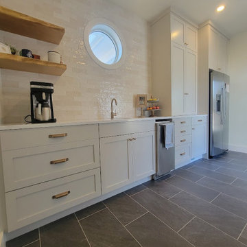 White mini kitchen